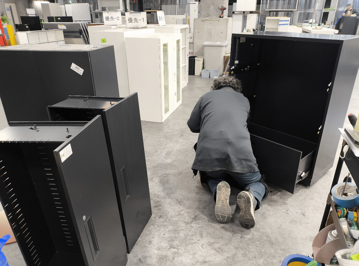 中古書庫の内部を丁寧にメンテナンスする様子