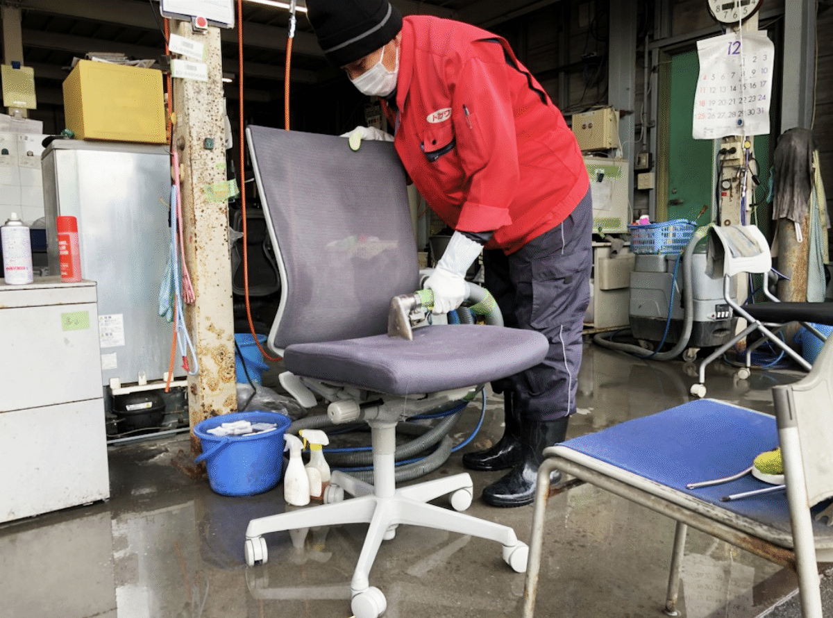 キャスター部分を手作業で清掃する様子