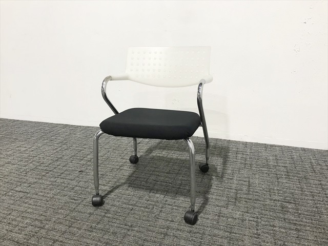 Vitra/ヴィトラのスタッキングチェア 肘付 ビザロール2 キャスター付 41628100[Vitra/ヴィトラ][中古]|スタッキングチェア-チェア  オフィス家具（中古）通販ならHappy（ハッピー）