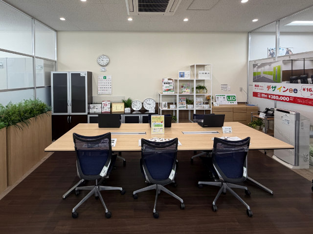 オフィスチェアやミーティングチェアなど各種展示しております。ご自身にあった座り心地のイスを実際に座って体感出来ます。低価格帯から高級チェアまで必要とされているお客様にお答え致します。