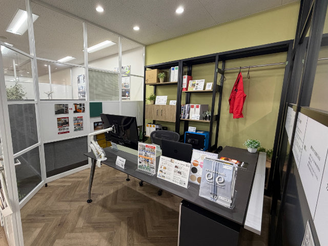 オフィスチェアやミーティングチェアなど各種展示しております。ご自身にあった座り心地のイスを実際に座って体感出来ます。低価格帯から高級チェアまで必要とされているお客様にお答え致します。
