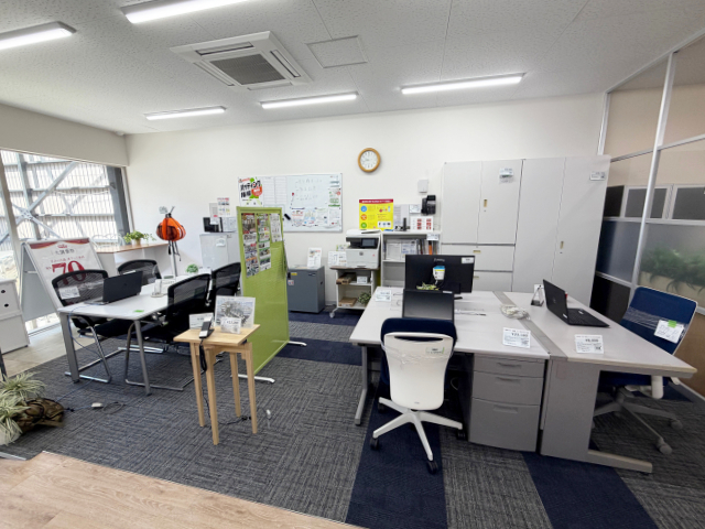 小規模オフィス
3.3m×6mのスペース(約20㎡/12畳)に従業員用のデスクとイス・書庫・来客や休憩用のテーブルとイス・壁掛けのホワイトボード・冷蔵庫とレンジ・シュレッダー・小型の複合機・ビジネスホンを設置。ひとまず用意しなければならない備品は当社のリユース品で揃います。(ノートパソコンやルーターは小道具として置いてます。新品対応)光回線の取次や電源や照明工事、エアコンなどのインフラ関係も一括して承りしております。
壁からデスクまでの距離や、通路の動線はどれくらいあければ良いだろうという疑問をご来店頂いて実際に試して頂き解決できます